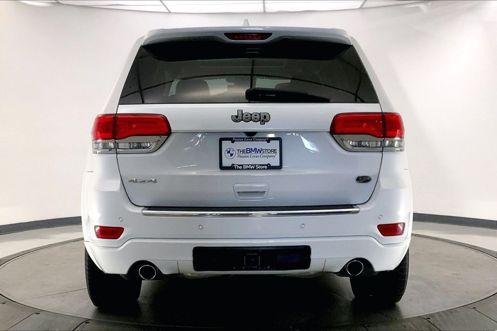 Used 2018 Ivory Jeep Overland image 3