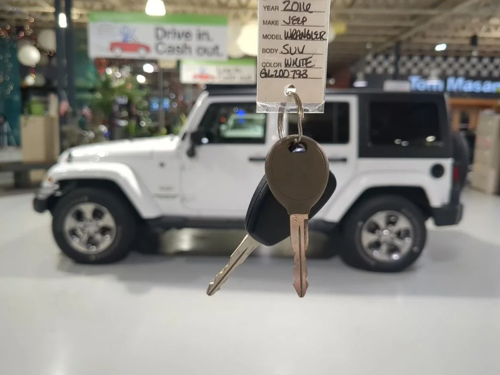 Used 2016 White Jeep Unlimited Sahara image 4