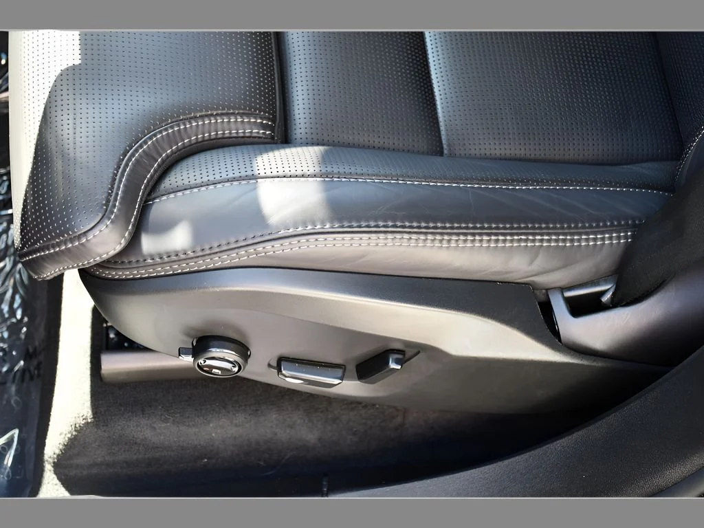 Used 2023 Onyx Black Metallic Volvo Ultimate image 35