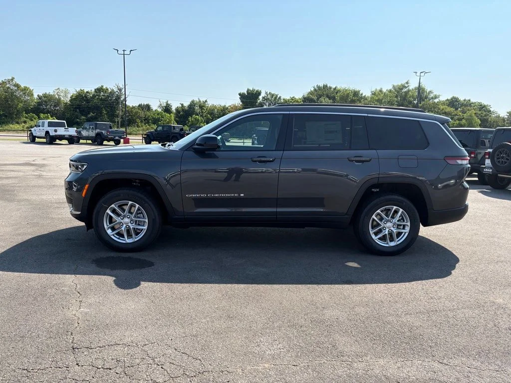 New 2026 Baltic Gray Metallic Clear-Coat Exterior Paint Jeep Laredo image 4