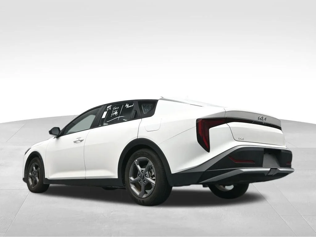 2025 Kia K4 LXS - Photo 38