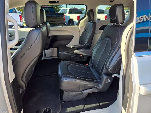 Used 2024 Silver Chrysler Touring L image 10