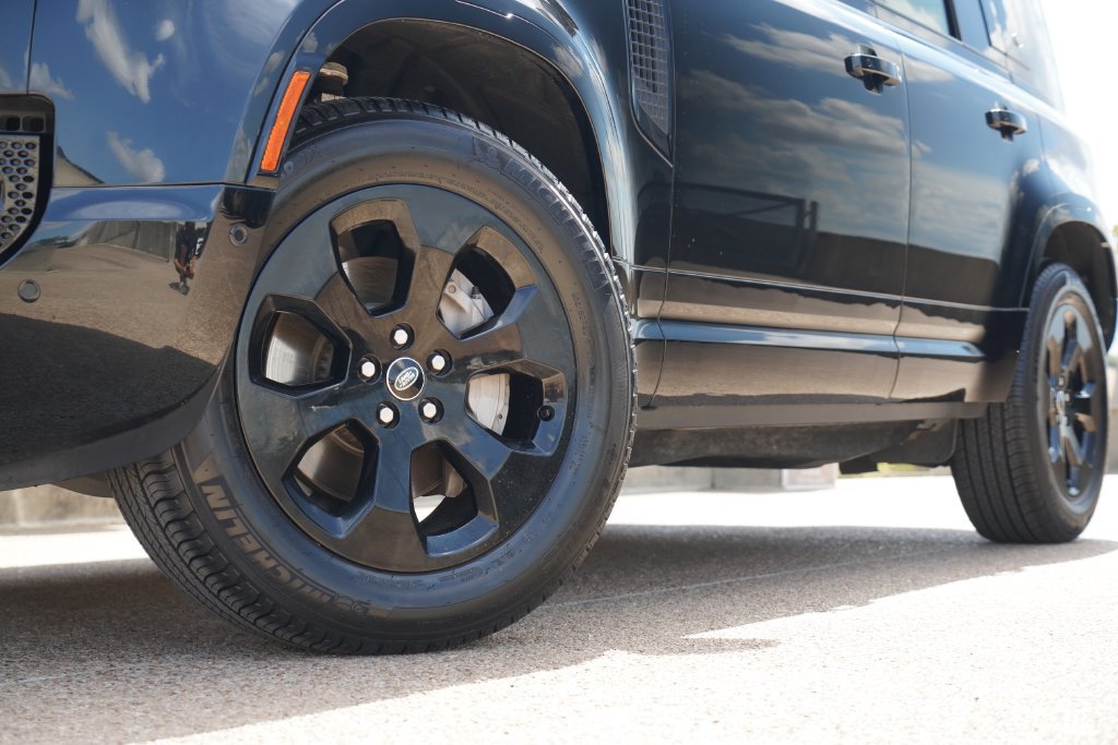 Used 2022  Land Rover X-Dynamic SE image 3