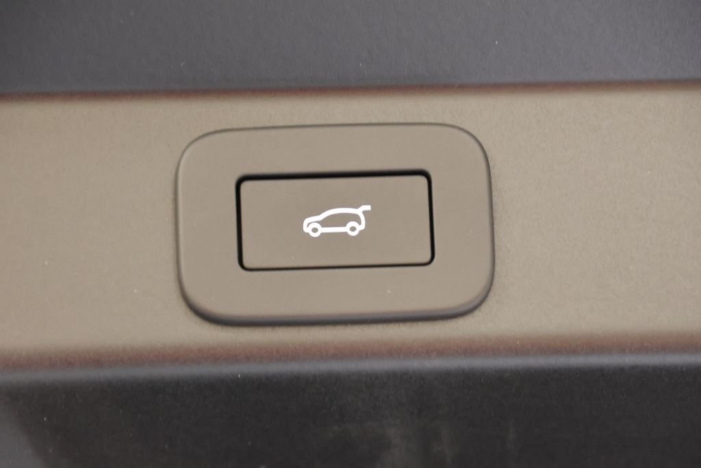 New 2026 Varesine Blue Land Rover SE image 48