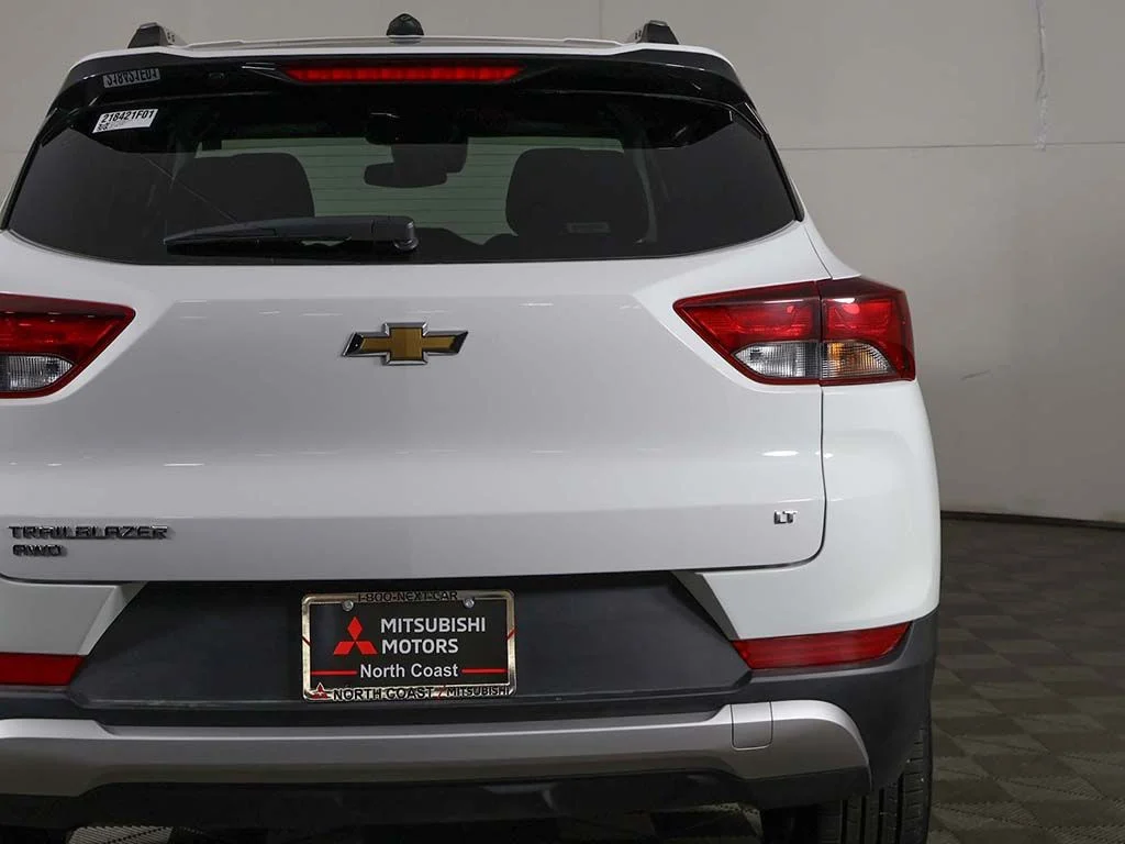 Used 2025 White Chevrolet LT image 13