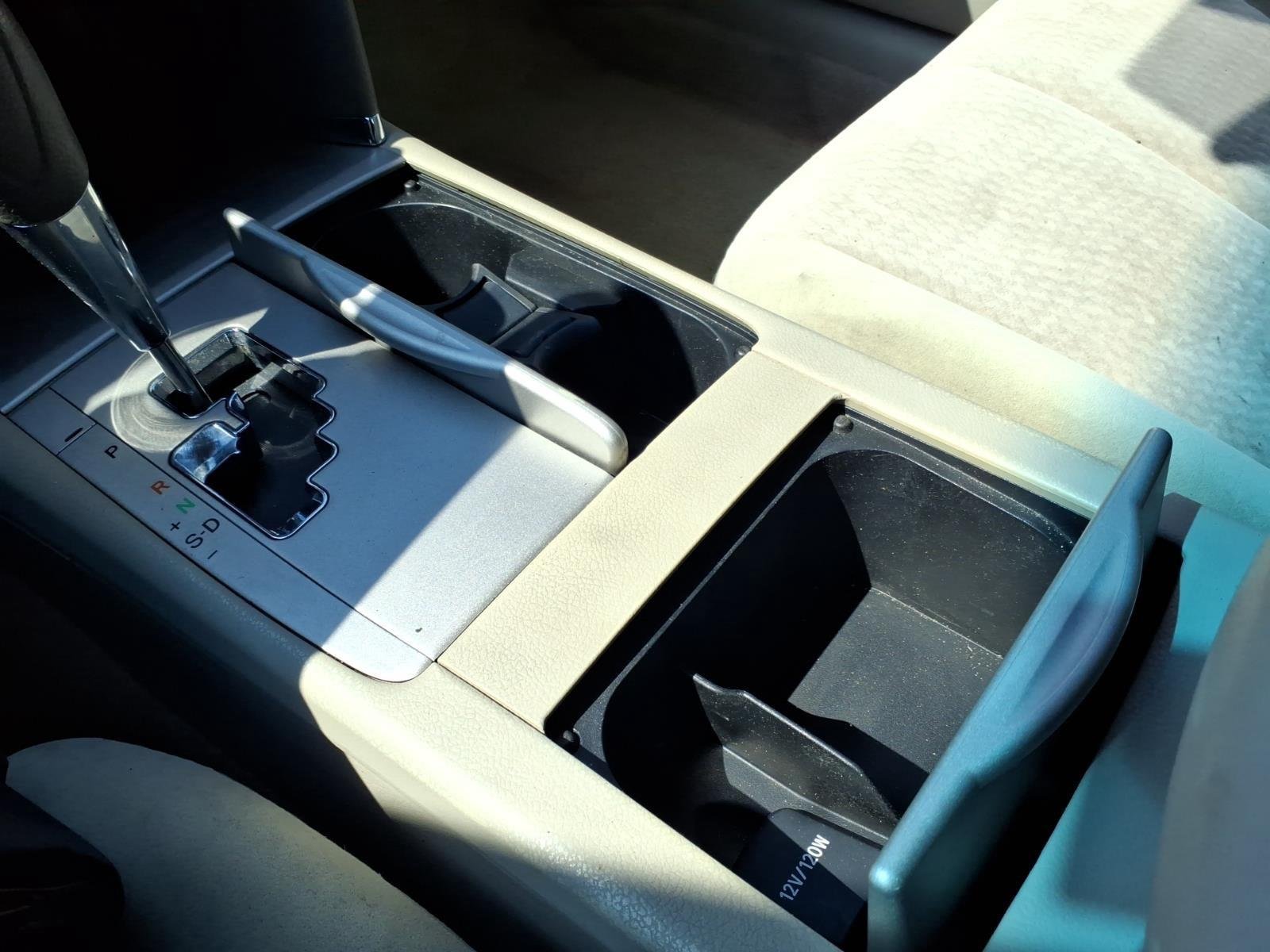 Used 2010  Toyota LE image 6
