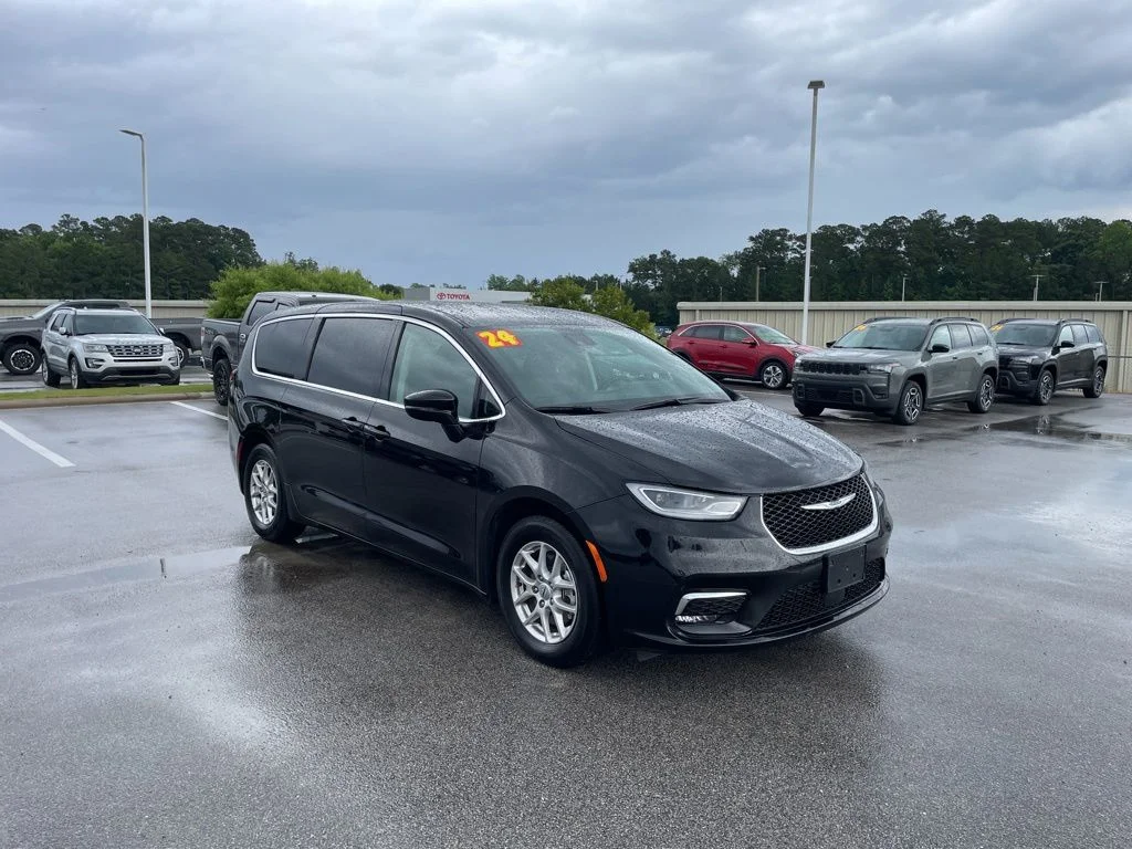 2024 Chrysler Pacifica Touring L's photo
