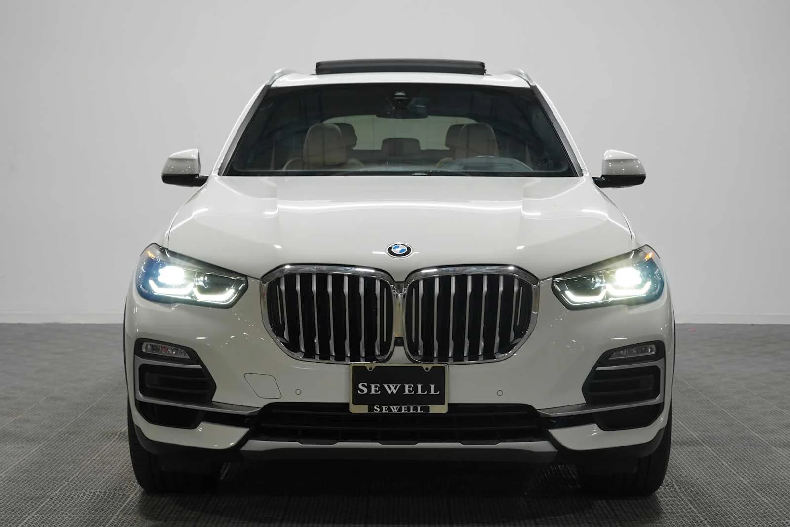 Used 2021 Alpine White BMW sDrive40i image 2