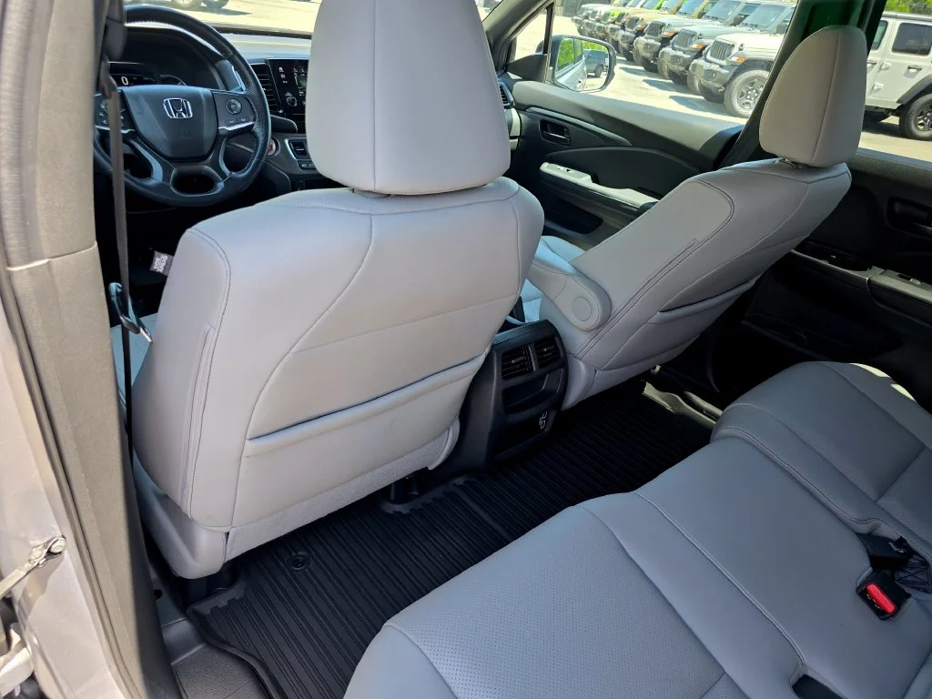 Used 2023 Silver Honda EX-L image 28