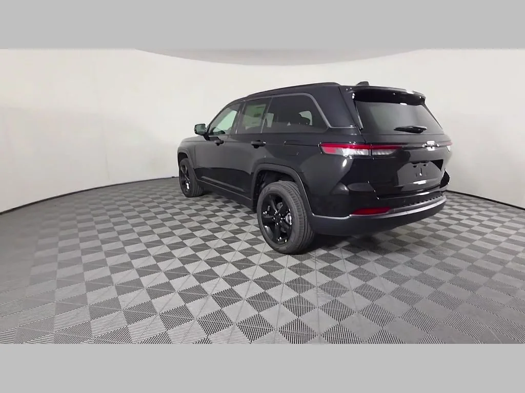 New 2026 Diamond Black Crystal Pearlcoat Jeep Limited image 31
