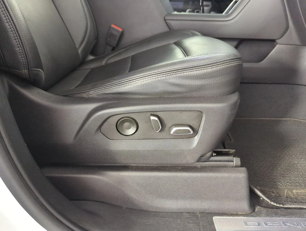 Used 2023 White GMC Denali image 36
