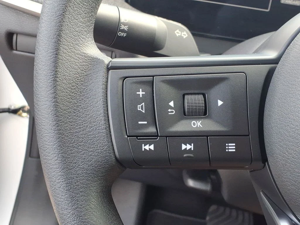 New 2026 Aspen White TriCoat / Super Black Two-tone Nissan SV image 20