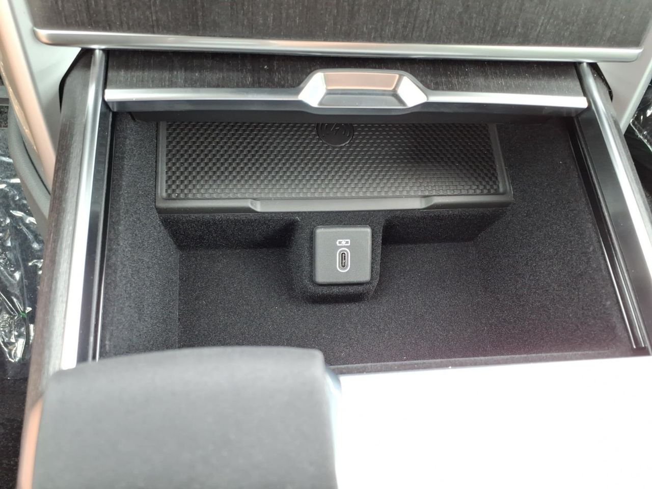 New 2026 Fuji White LAND ROVER SE image 18