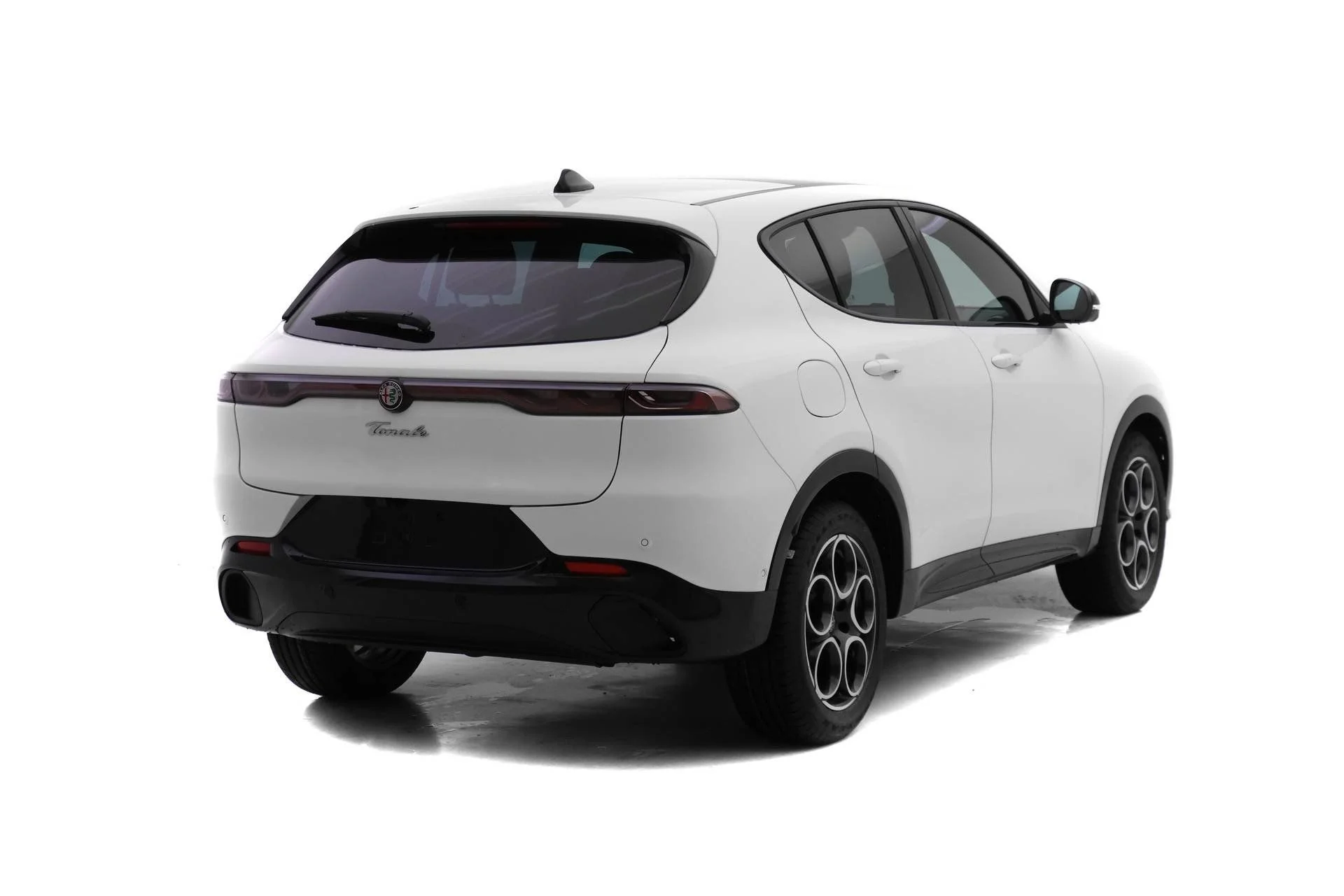 New 2025 Milano White Exterior Paint Alfa Romeo  image 4