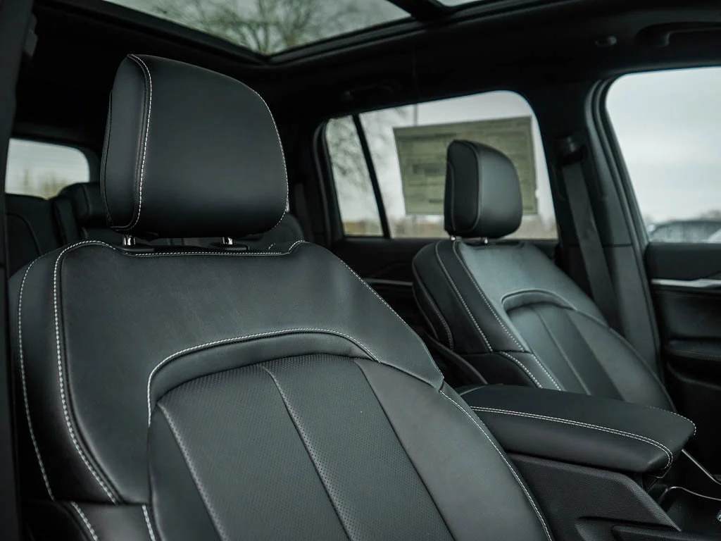 New 2026 Diamond Black Crystal Pearlcoat Jeep Limited Reserve image 12
