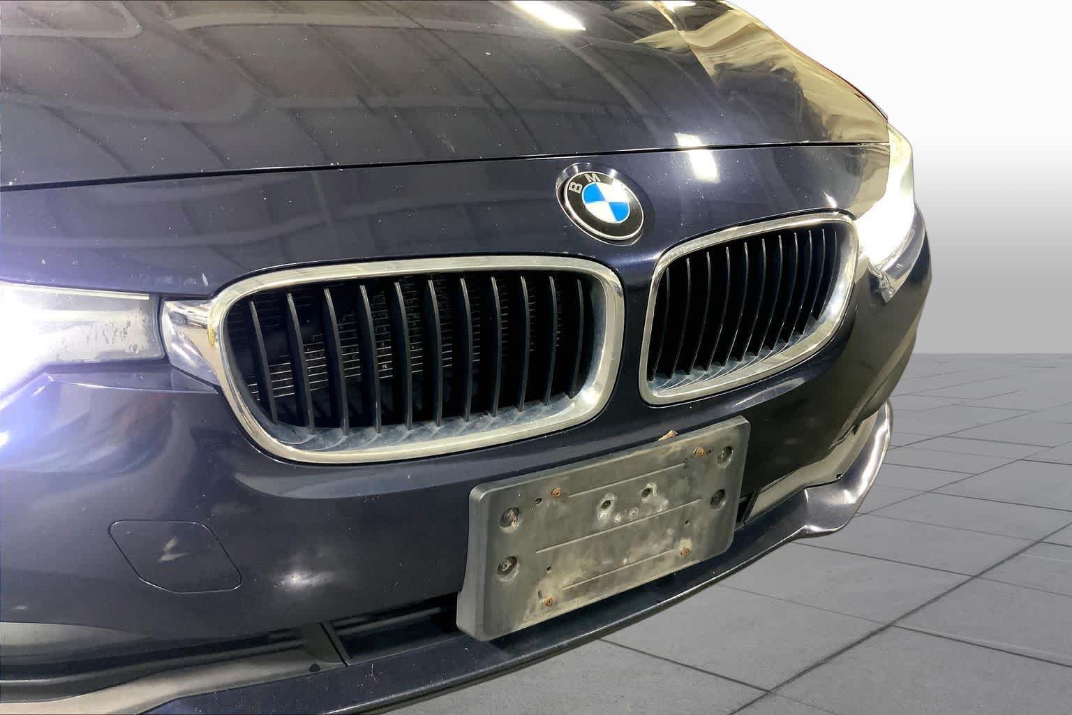 Used 2016 Imperial Blue Metallic BMW 320i xDrive image 30