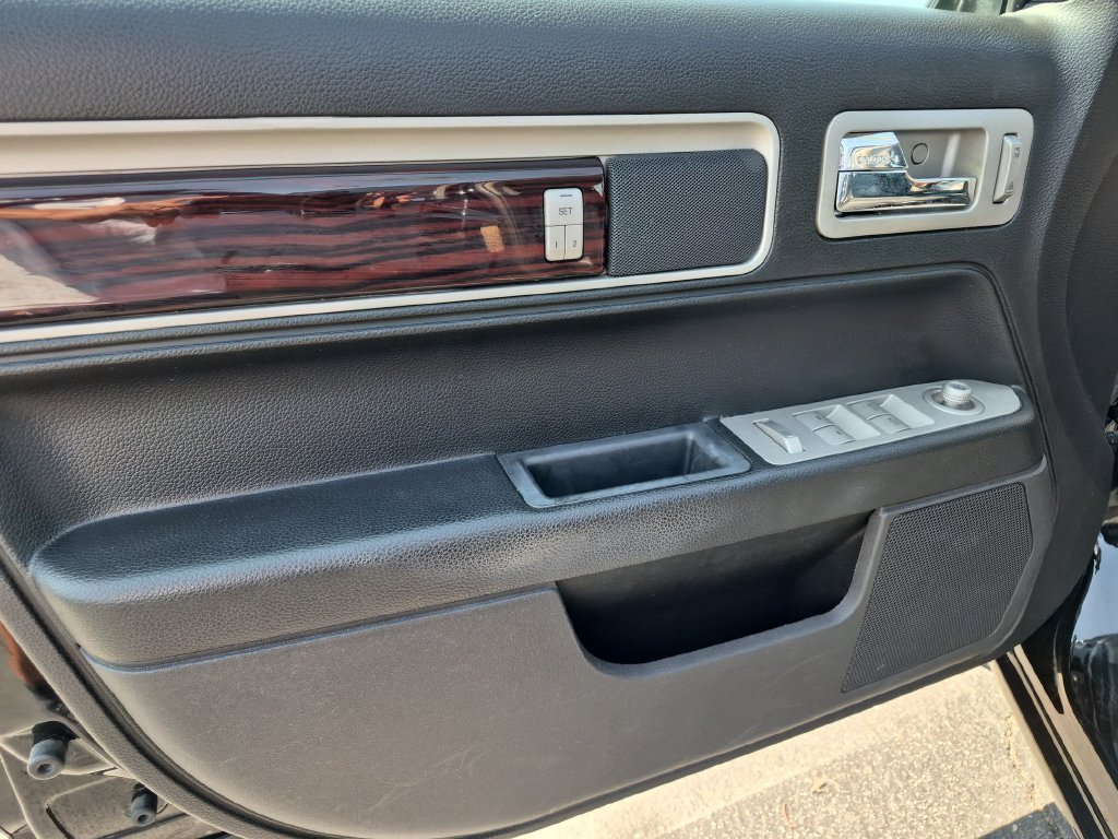Used 2008 Black Lincoln Base image 12