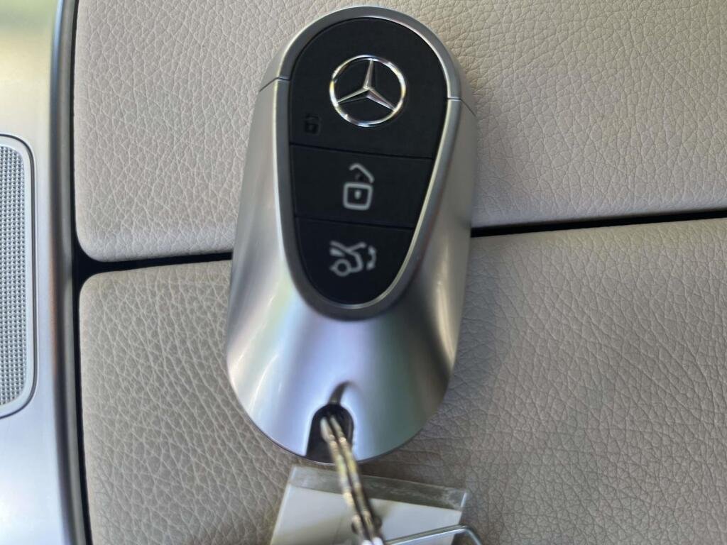 Used 2023 Selenite Grey Metallic Mercedes-Benz GLC 300 image 3