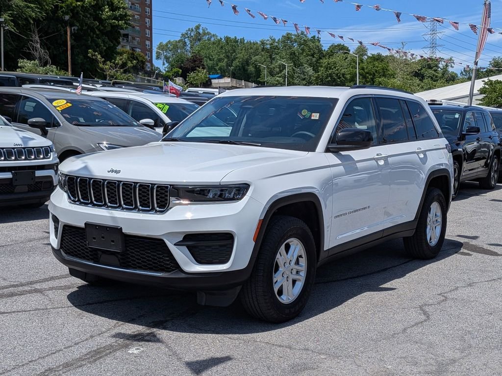 Used 2023 White Jeep Laredo image 2