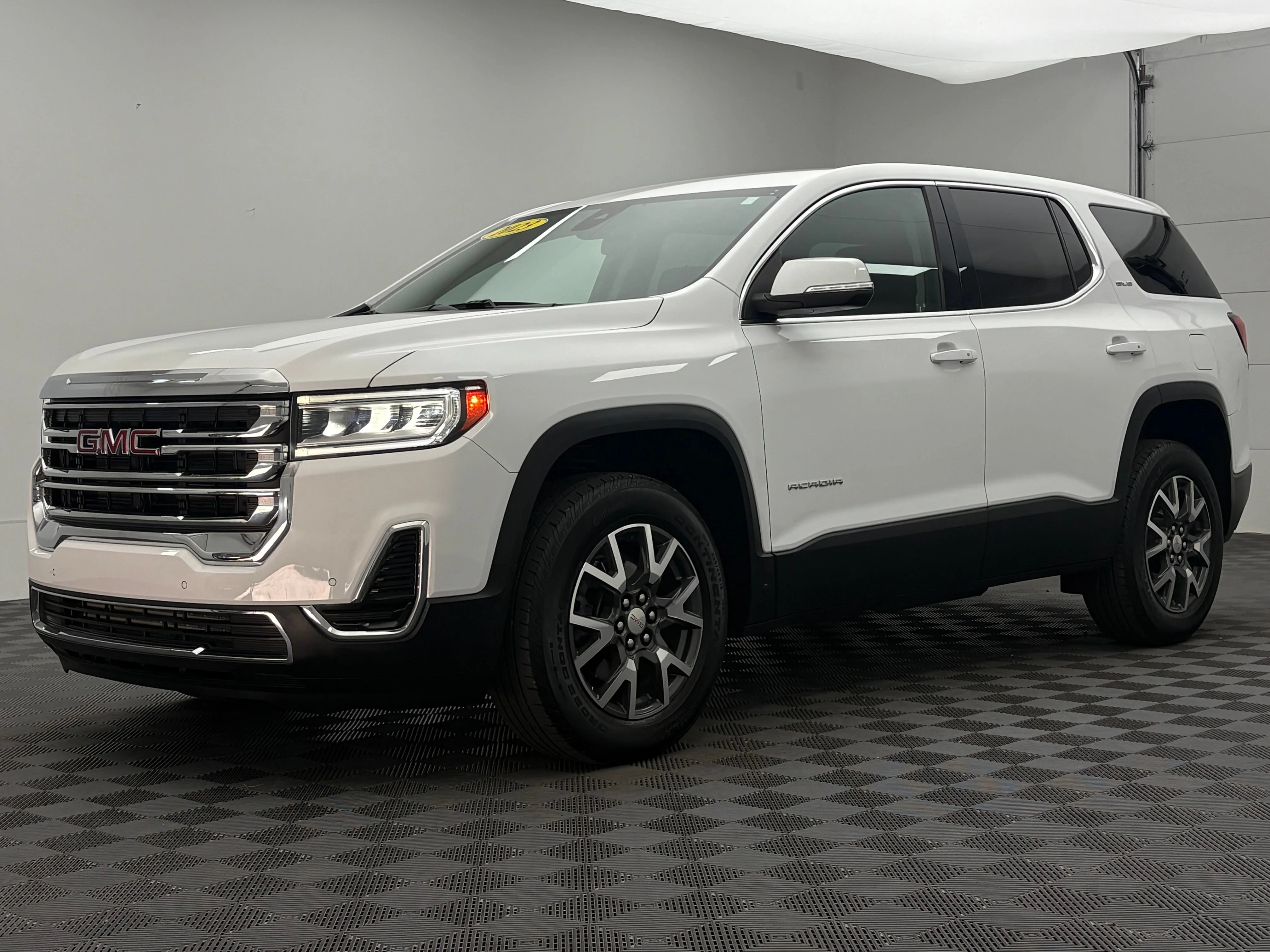 Used 2023 Summit White GMC SLE image 2