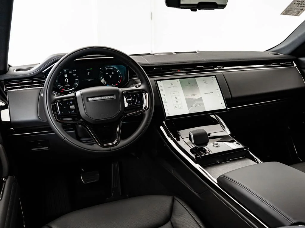 New 2026 Santorini Black Metallic Land Rover Dynamic SE image 4