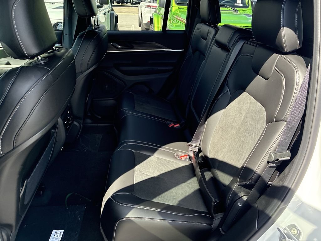 New 2026 Bright White Clear-Coat Exterior Paint Jeep Altitude image 28
