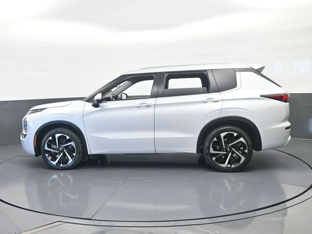 Used 2024 White Mitsubishi SEL image 3