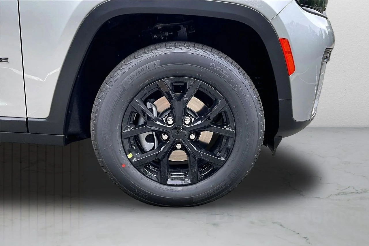 New 2026 Silver Zynith Exterior Paint Jeep Altitude image 33