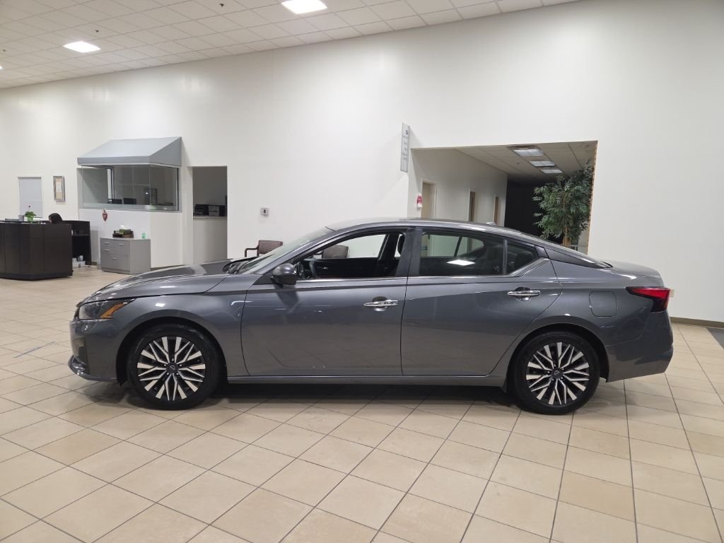 Used 2024 Nissan Altima SV with VIN 1N4BL4DV4RN385601 for sale in Taylorsville, IN