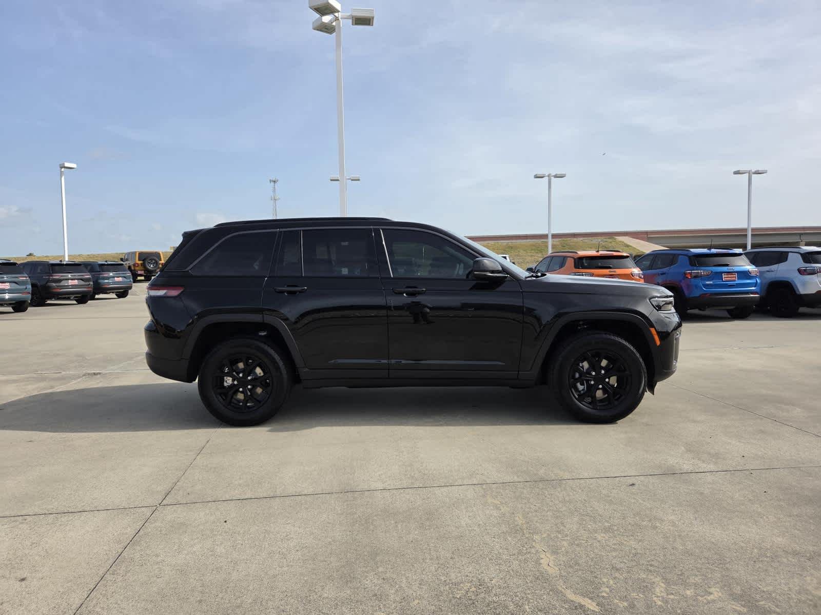 New 2026 Diamond Black Crystal Pearlcoat Jeep Laredo Altitude image 6