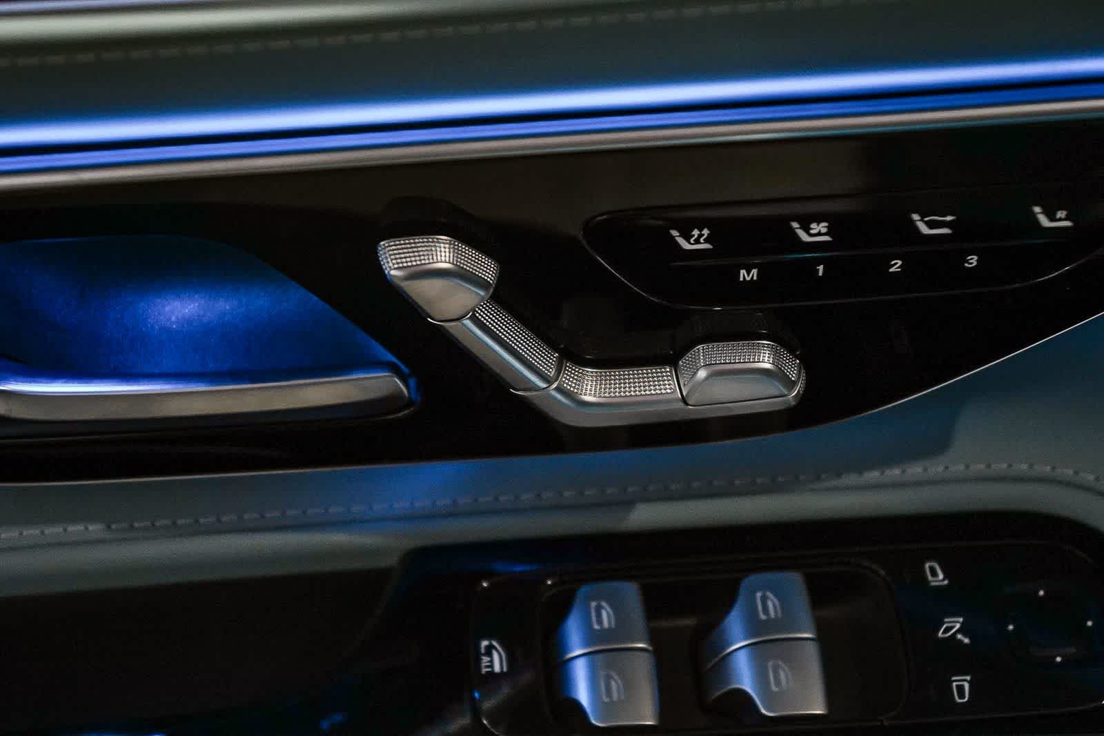 Used 2025 MANUFAKTUR Hyper Blue Metallic Mercedes-Benz AMG® SL 43 image 23