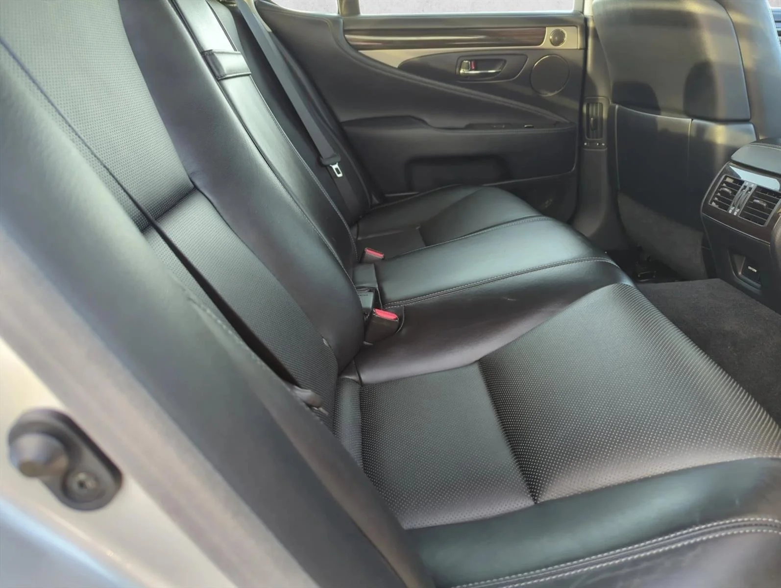Used 2014 Liquid Platinum Lexus  image 24