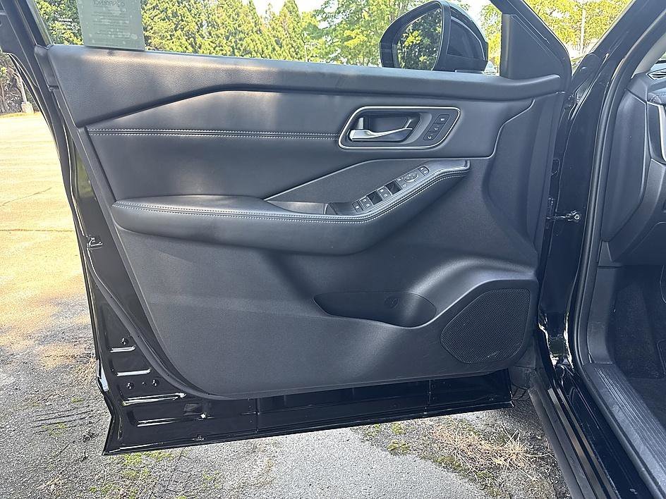 Used 2026 Super Black Nissan Platinum image 9