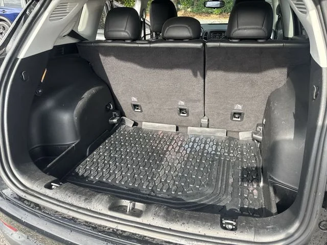 Used 2018 Black Jeep Latitude image 12
