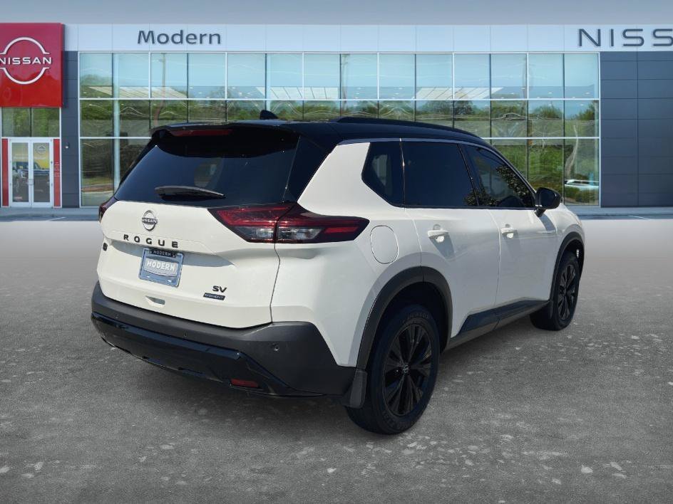 Certified Used 2023 Pearl White Tricoat/Super Black Nissan SV image 5