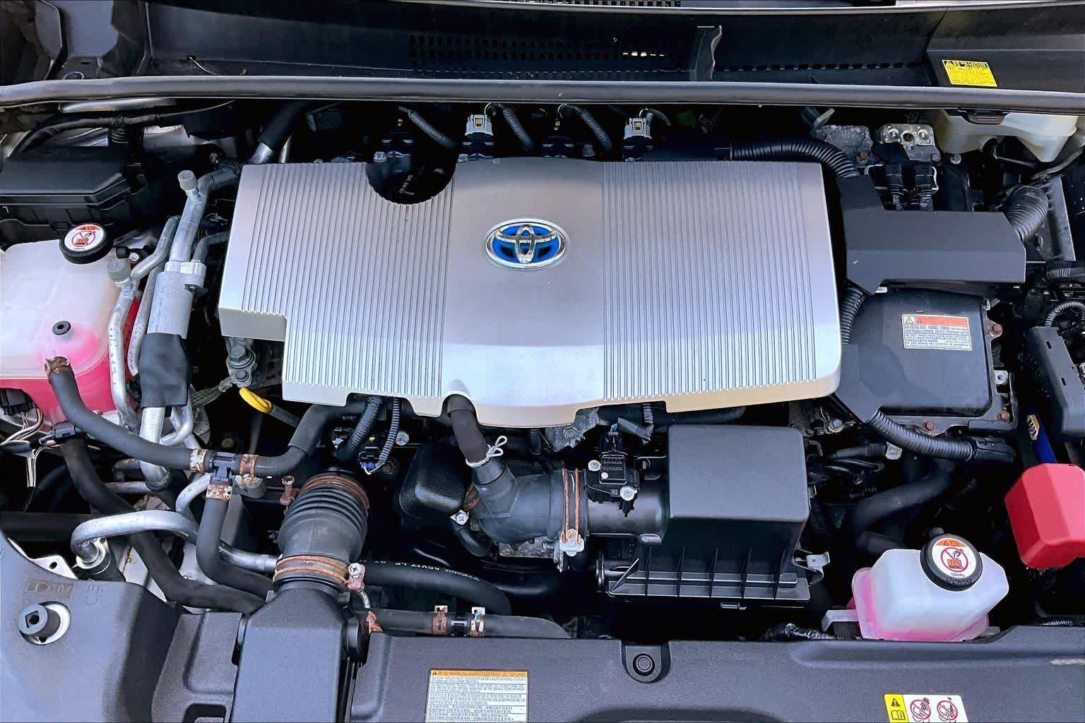 Used 2017 Titanium Glow Toyota Premium image 33