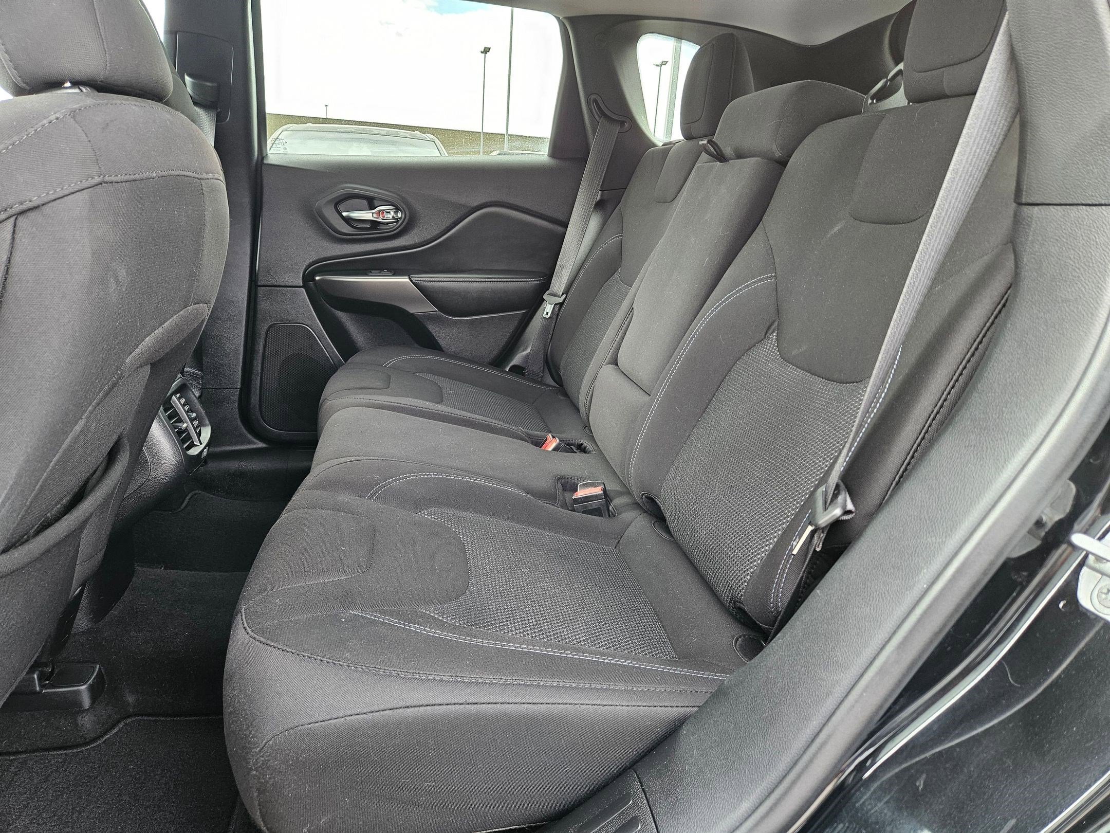 Used 2020 Diamond Black Crystal Pearlcoat Jeep Latitude image 27