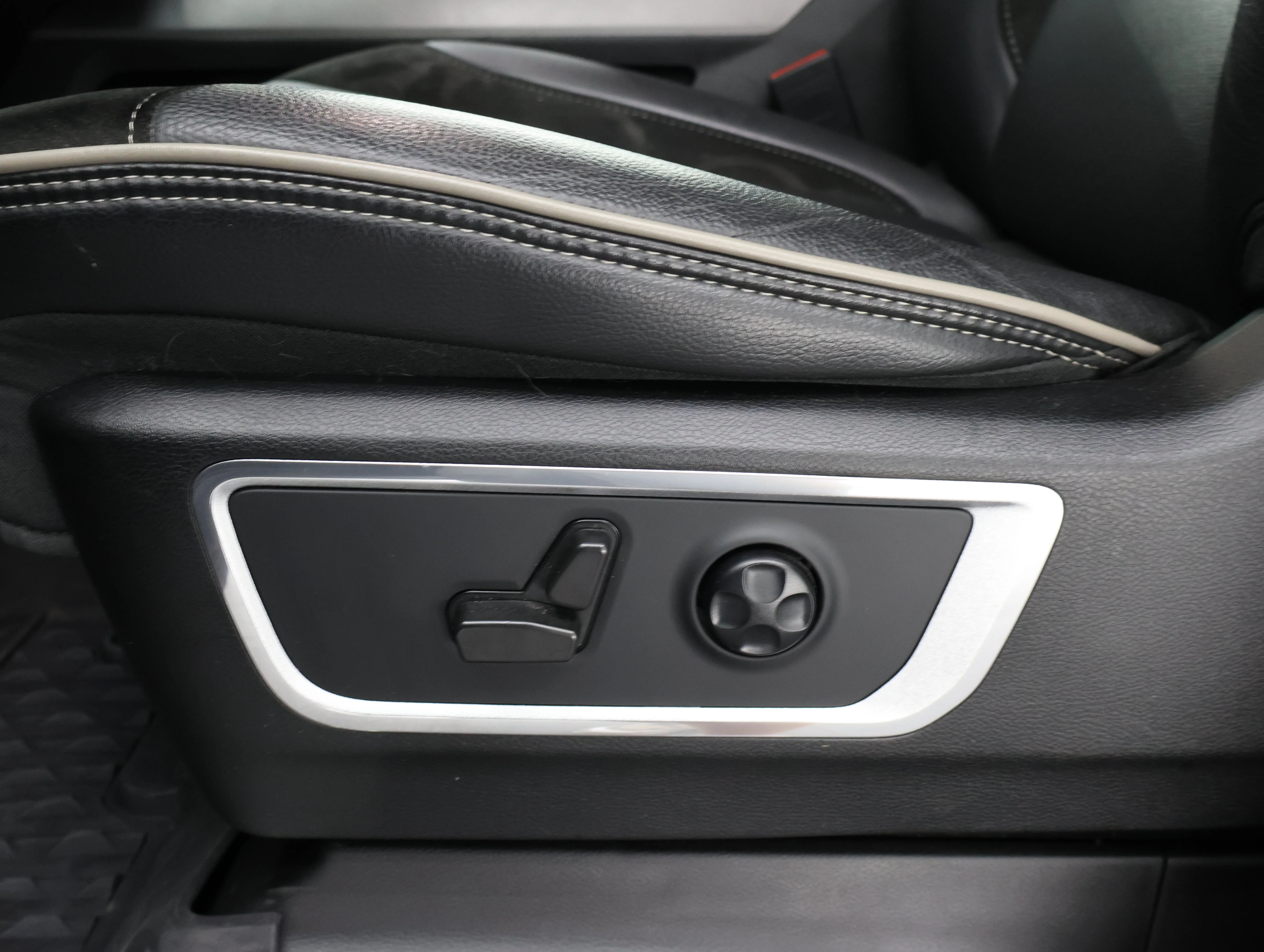 Used 2021 Diamond Black Crystal Pearlcoat Ram Laramie image 43