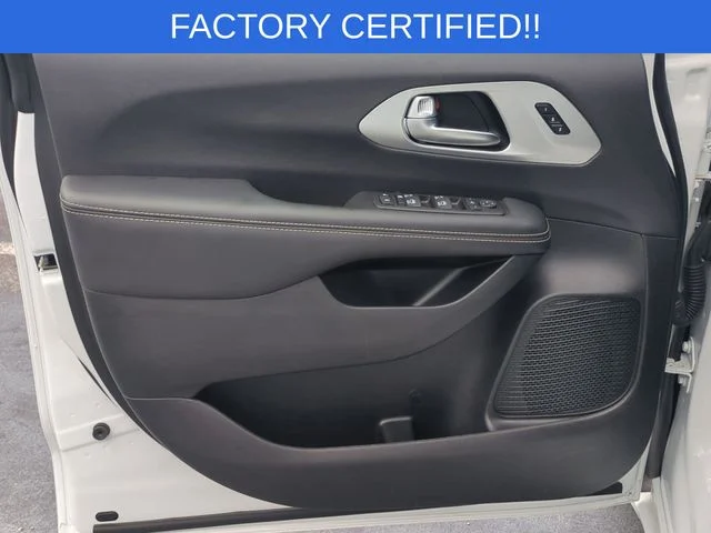 Used 2025 White Chrysler Limited image 25