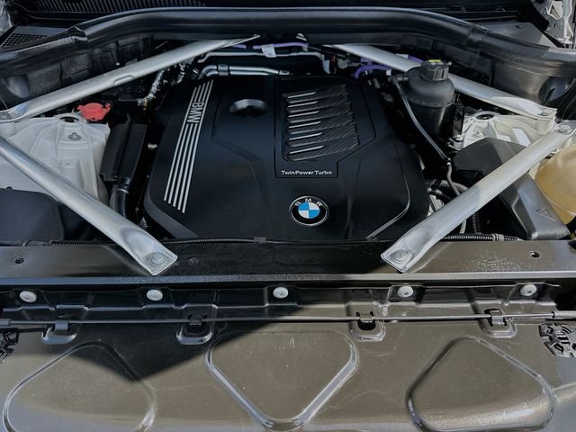 Used 2022 White BMW sDrive40i image 33