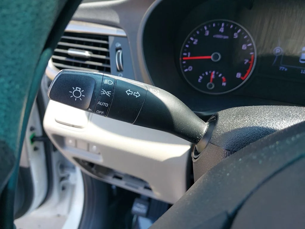 Used 2018 White Kia LX image 25