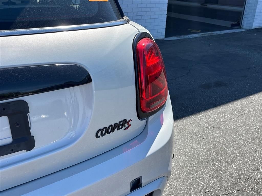 Used 2020 White MINI Classic image 11