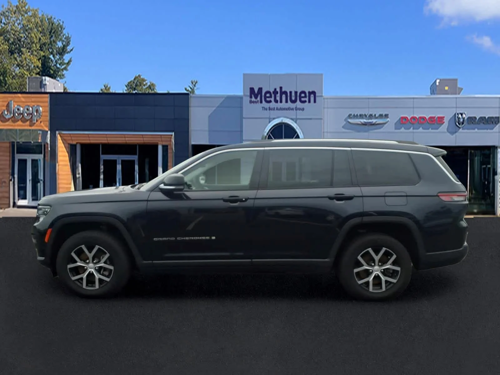 Used 2023 Midnight Sky Jeep Limited image 6