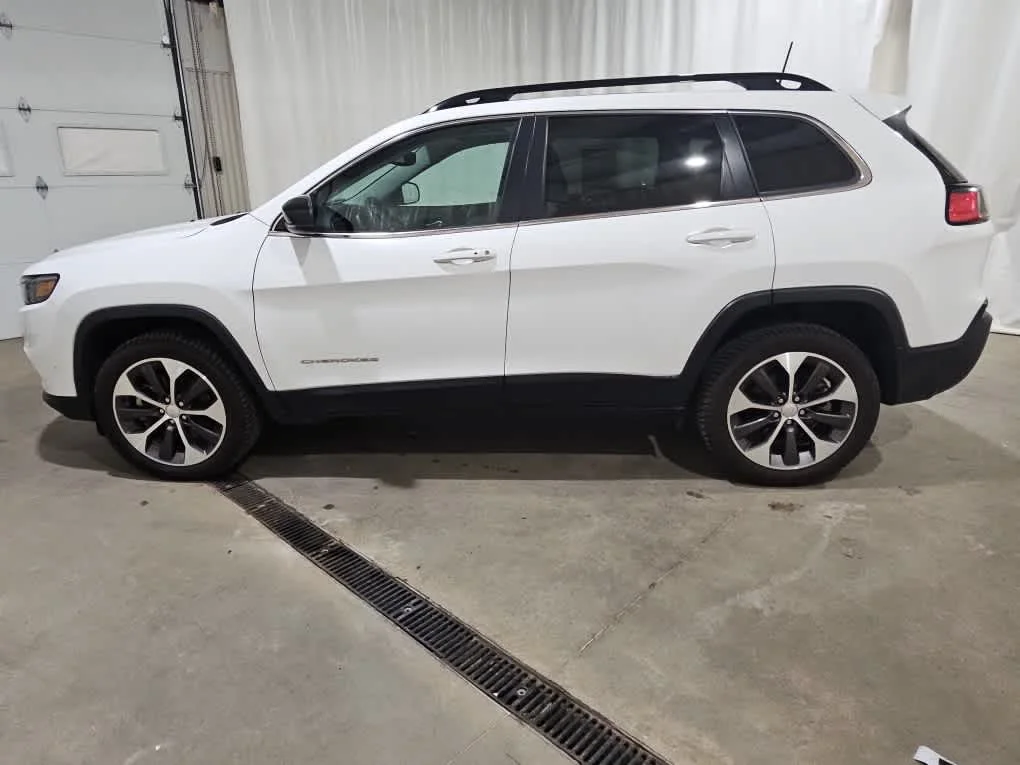 Used 2022 Bright White Clearcoat Jeep Limited image 3