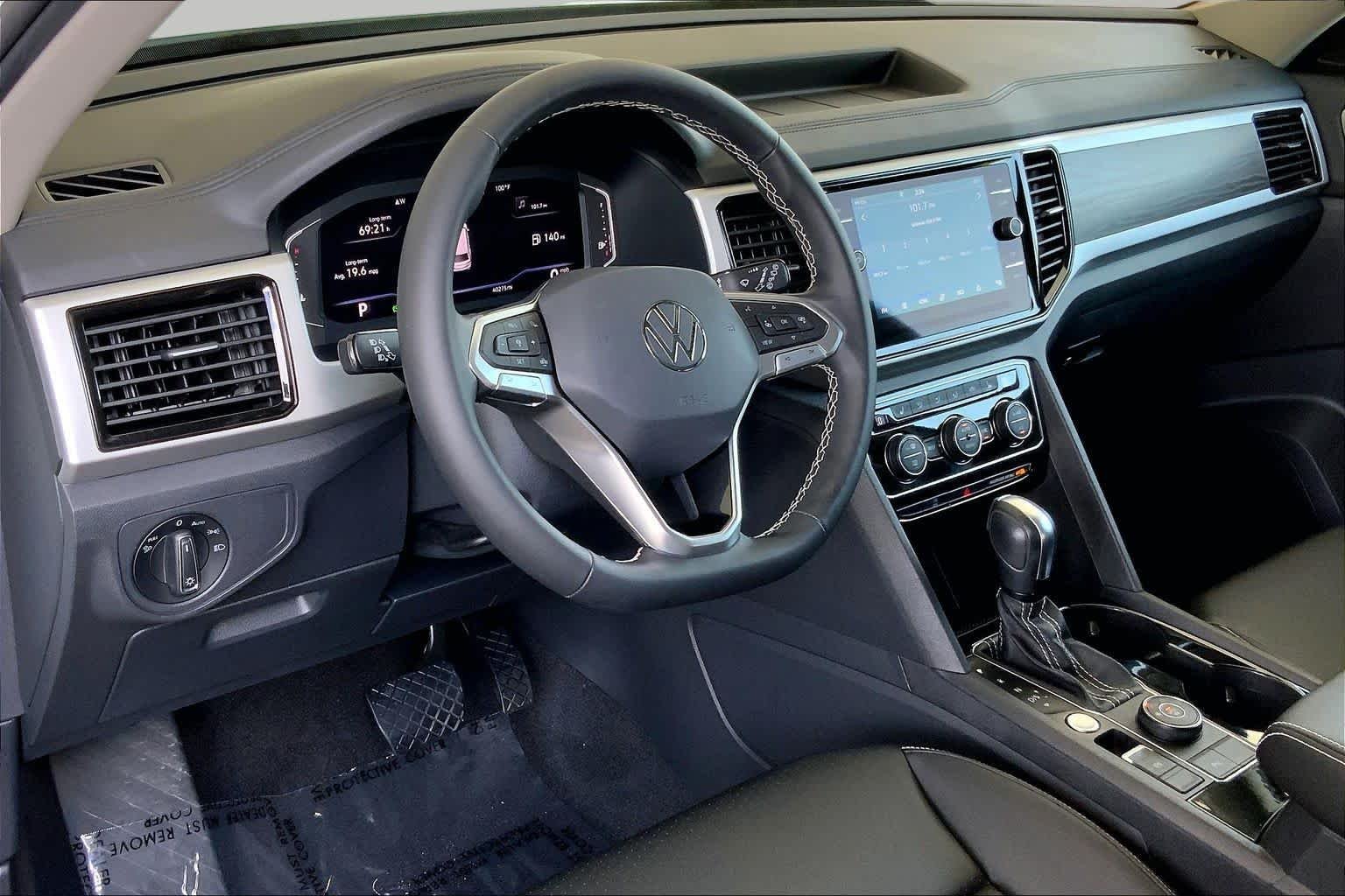 Used 2023 Pure White Volkswagen 3.6L V6 SE w/Technology image 18
