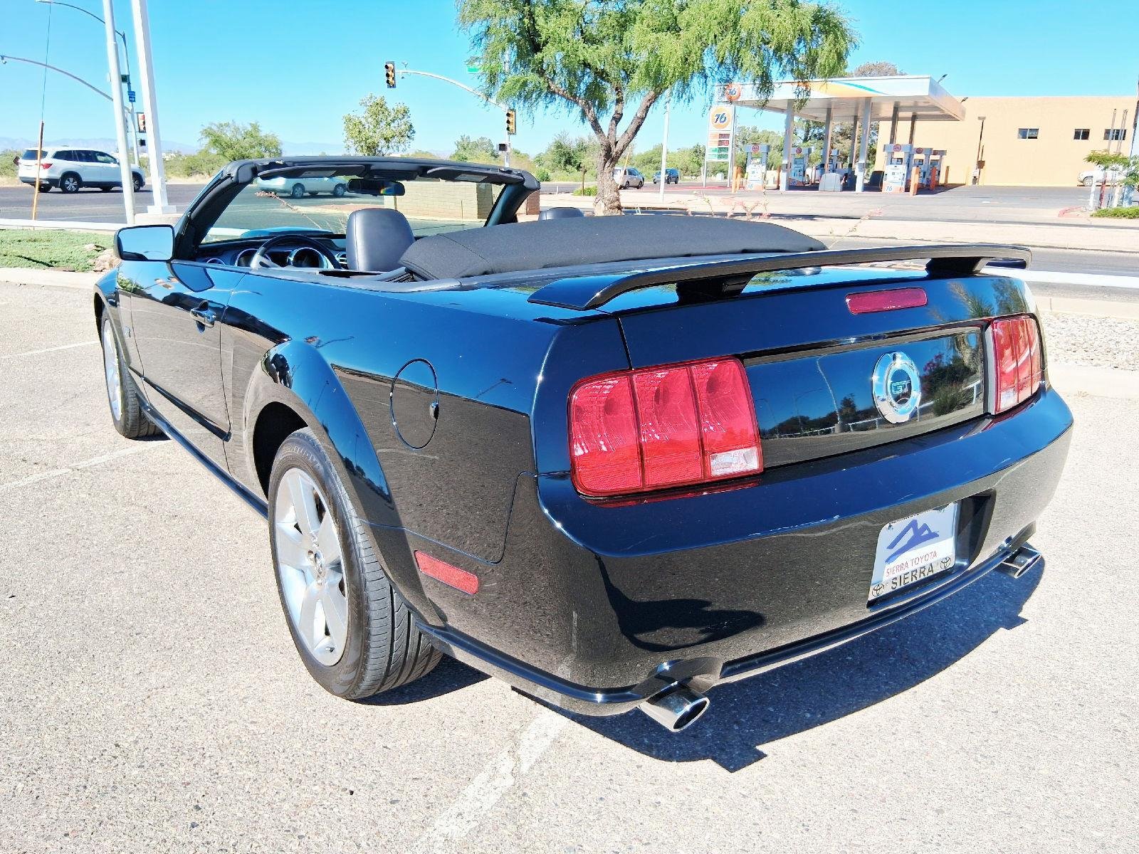 Used 2007  Ford GT Deluxe image 2