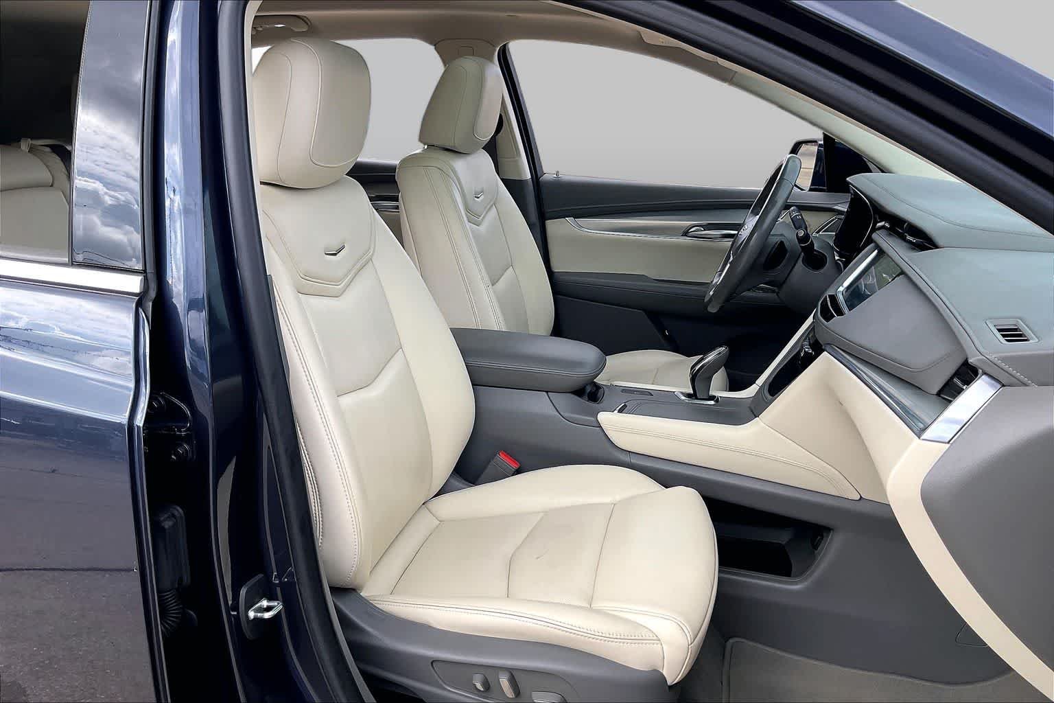 Used 2019 Harbor Blue Metallic Cadillac Luxury FWD image 9