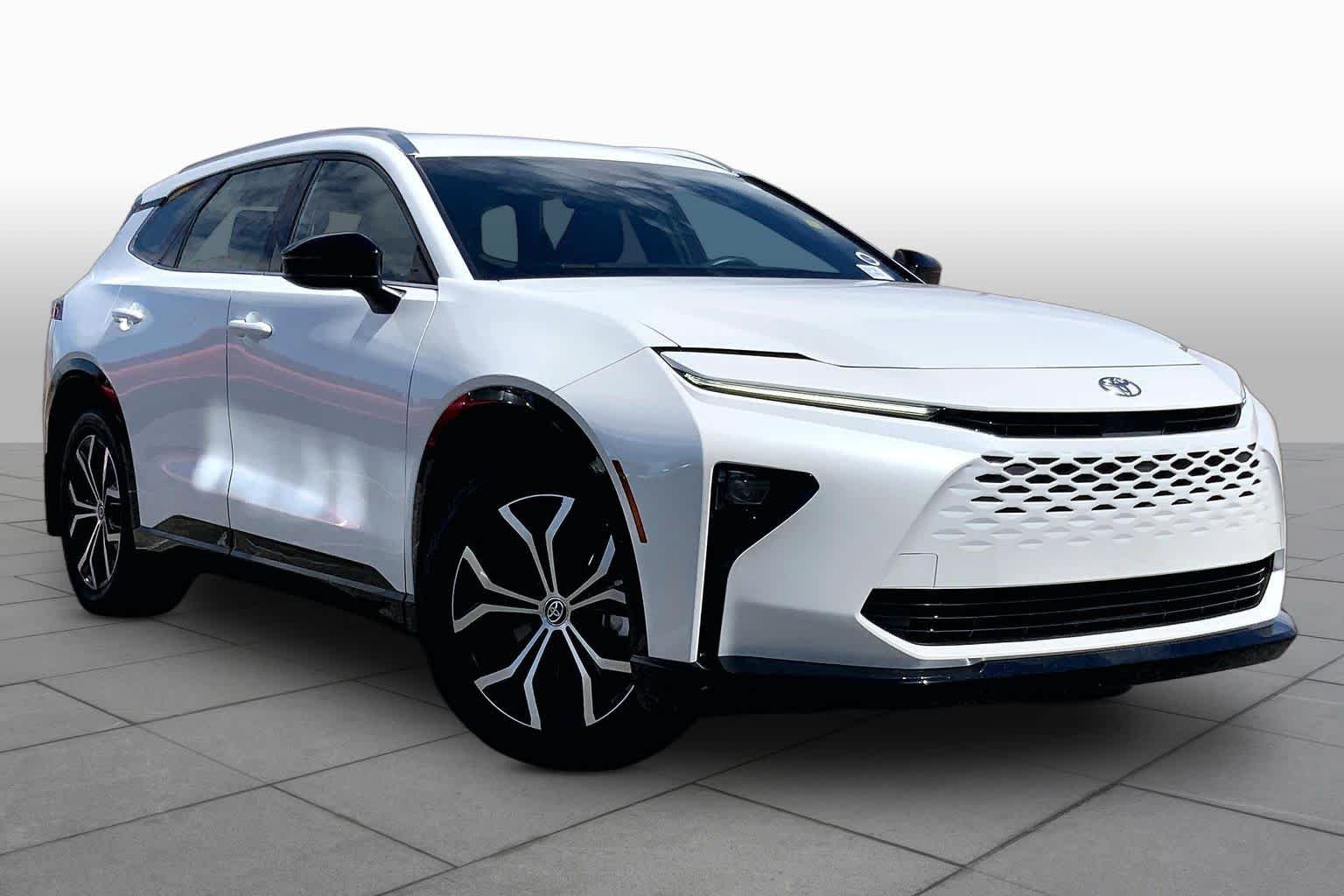Used 2025 Oxygen White Toyota XLE image 3