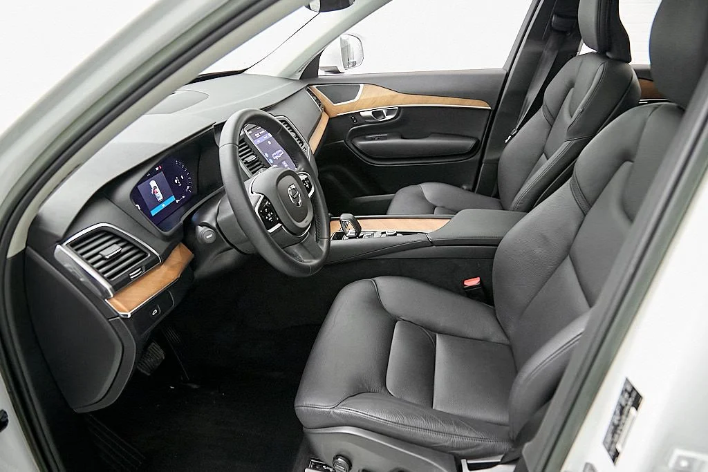 Certified Used 2023 Crystal White Volvo Core image 17