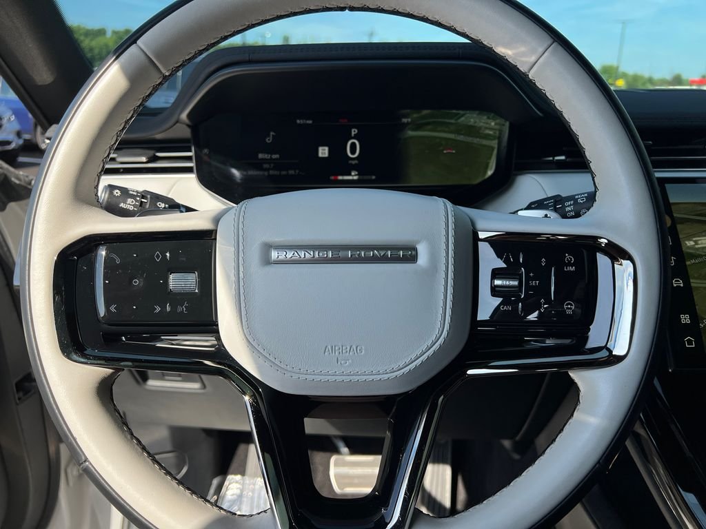 Used 2023  Land Rover SE Dynamic image 17
